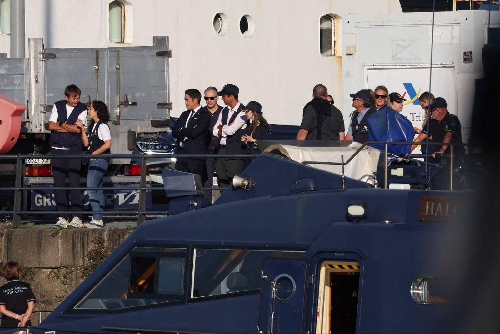 Despliegue policial en el puerto de Vigo ante la llegada del velero con droga.