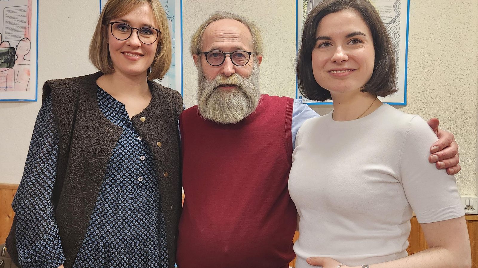 Los organizadores junto a la ponente