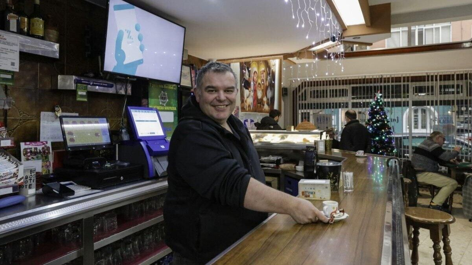 José Manuel, propietario de la Cafetería Azteca. (Foto: Iago Cortón)