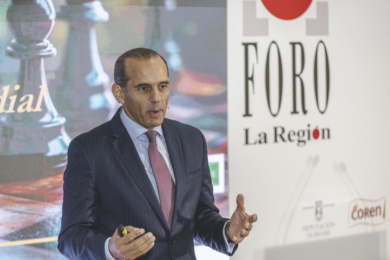 El estratega global Juan Verde durante su ponencia en el Foro La Región.