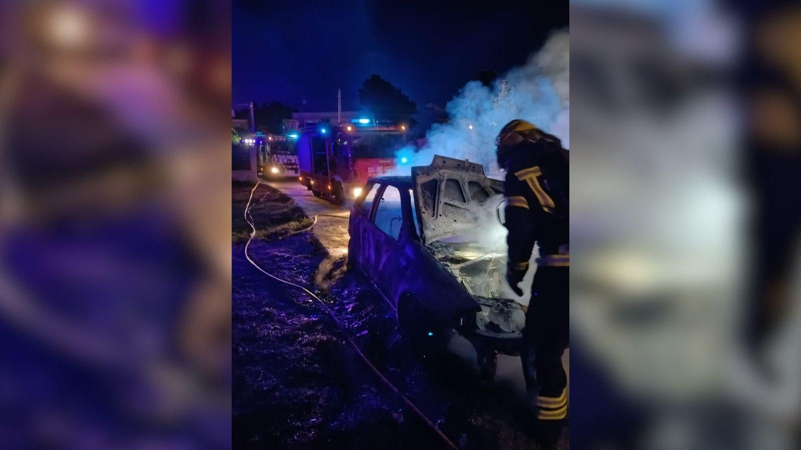 Los bomberos en el lugar del coche calcinado en Moreiras.