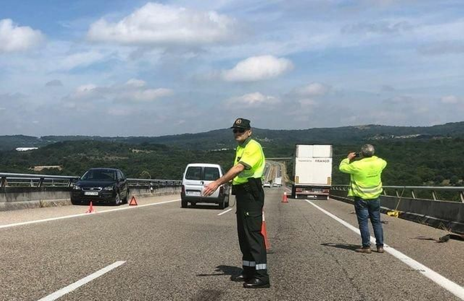 Un agente controla el tráfico en la zona del accidente.
