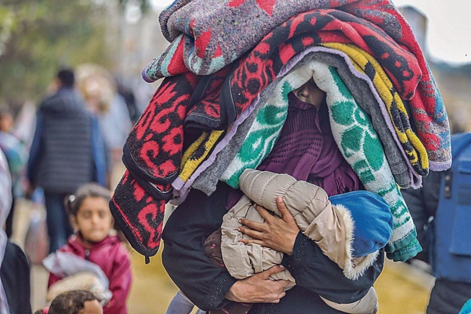 Los palestinos abandonan la zona del Hospital Nasser.