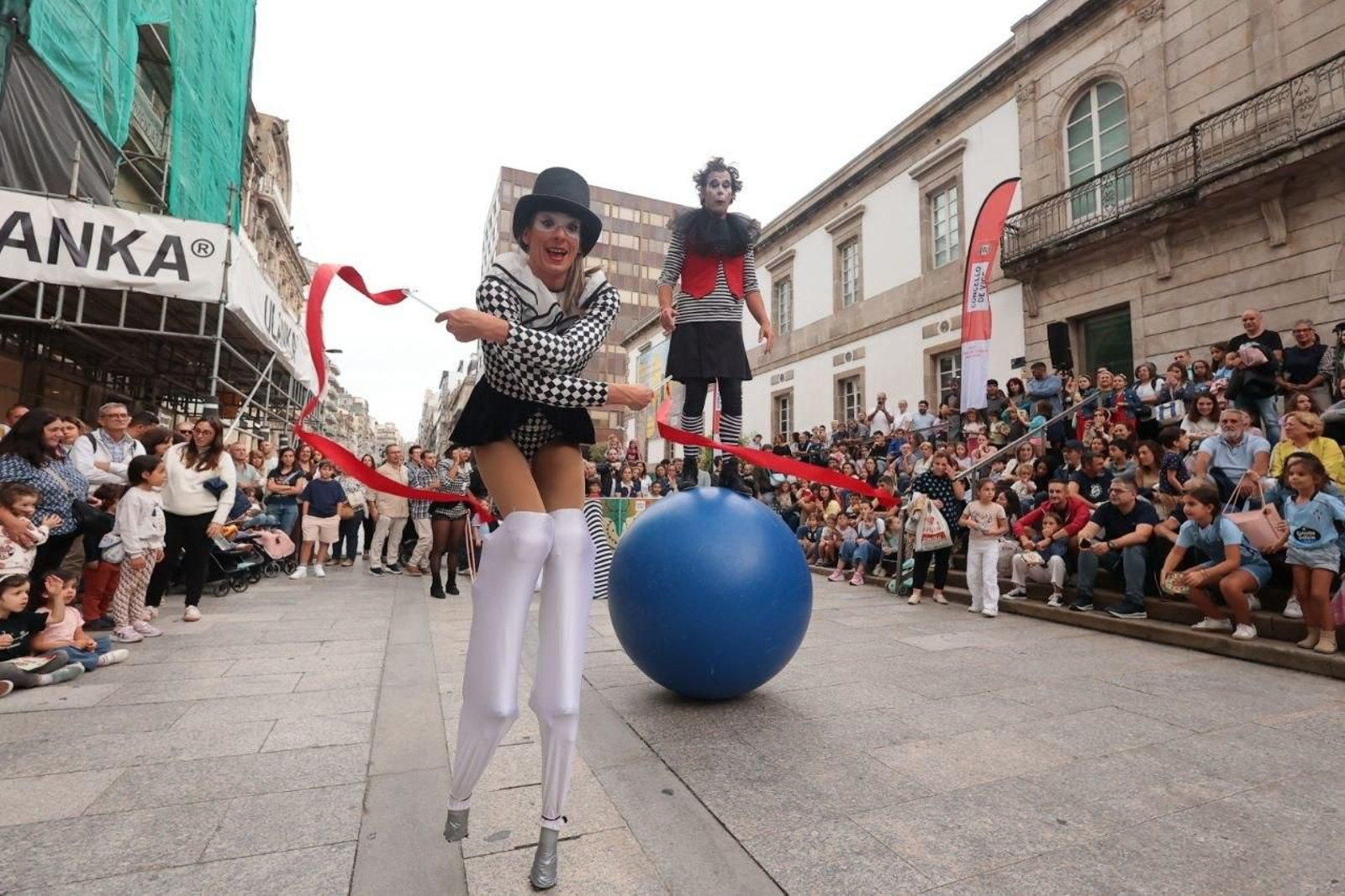 Galería | Acrobacias y humor para estrenar Vigocultura en Vigo