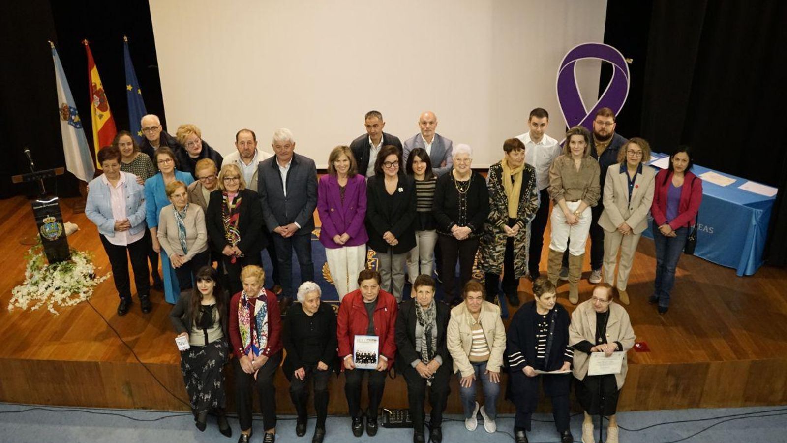 Nava Castro  con las mujeres homenajeadas e invitados asistentes al acto del 8M.