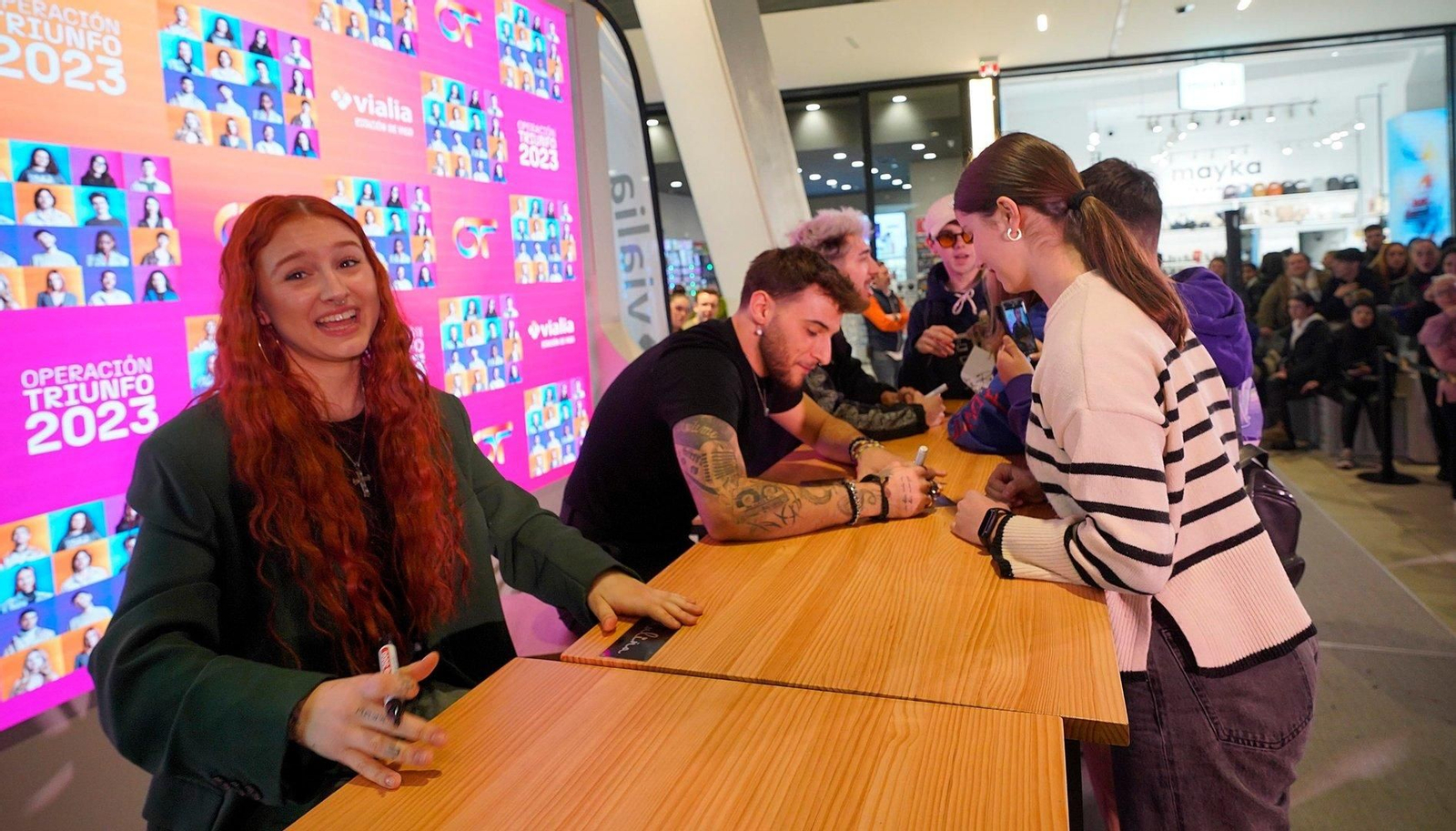 Ruslana, emocionada en al firma.