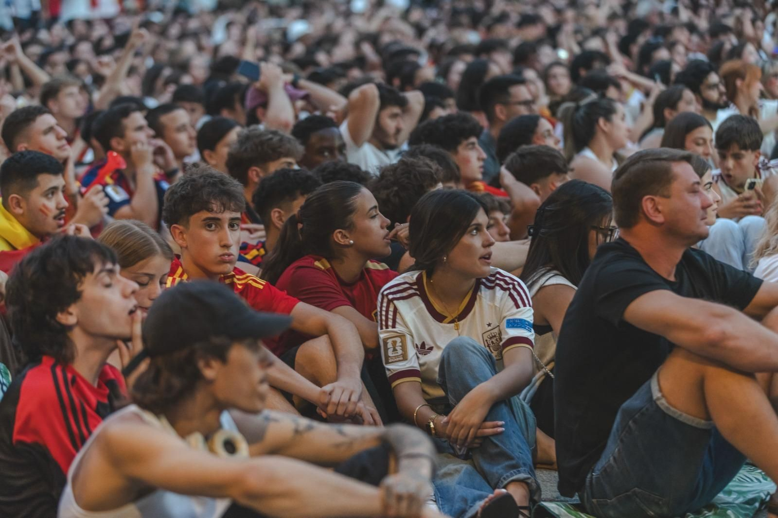 Galería | Camisetas, banderas y las calles de Ourense llenas de emoción por ver a España jugar los cuartos de final, en fotos