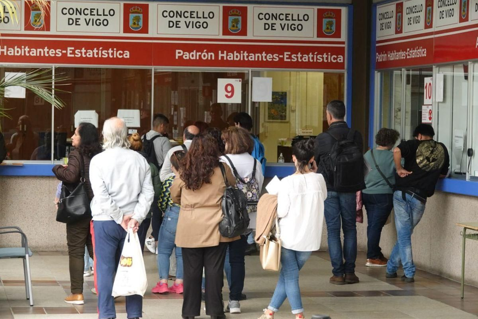 Colas ayer para ponerse al día en el censo municipal, en la oficina del consistorio.