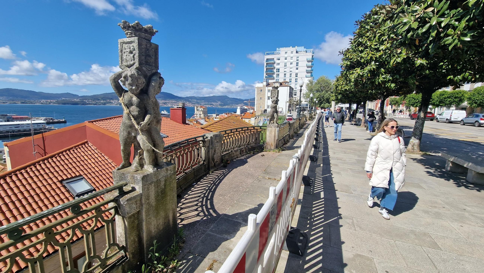 El mirador del Paseo de Alfonso ayer, con las vallas que se instalaron por seguridad hace seis años.