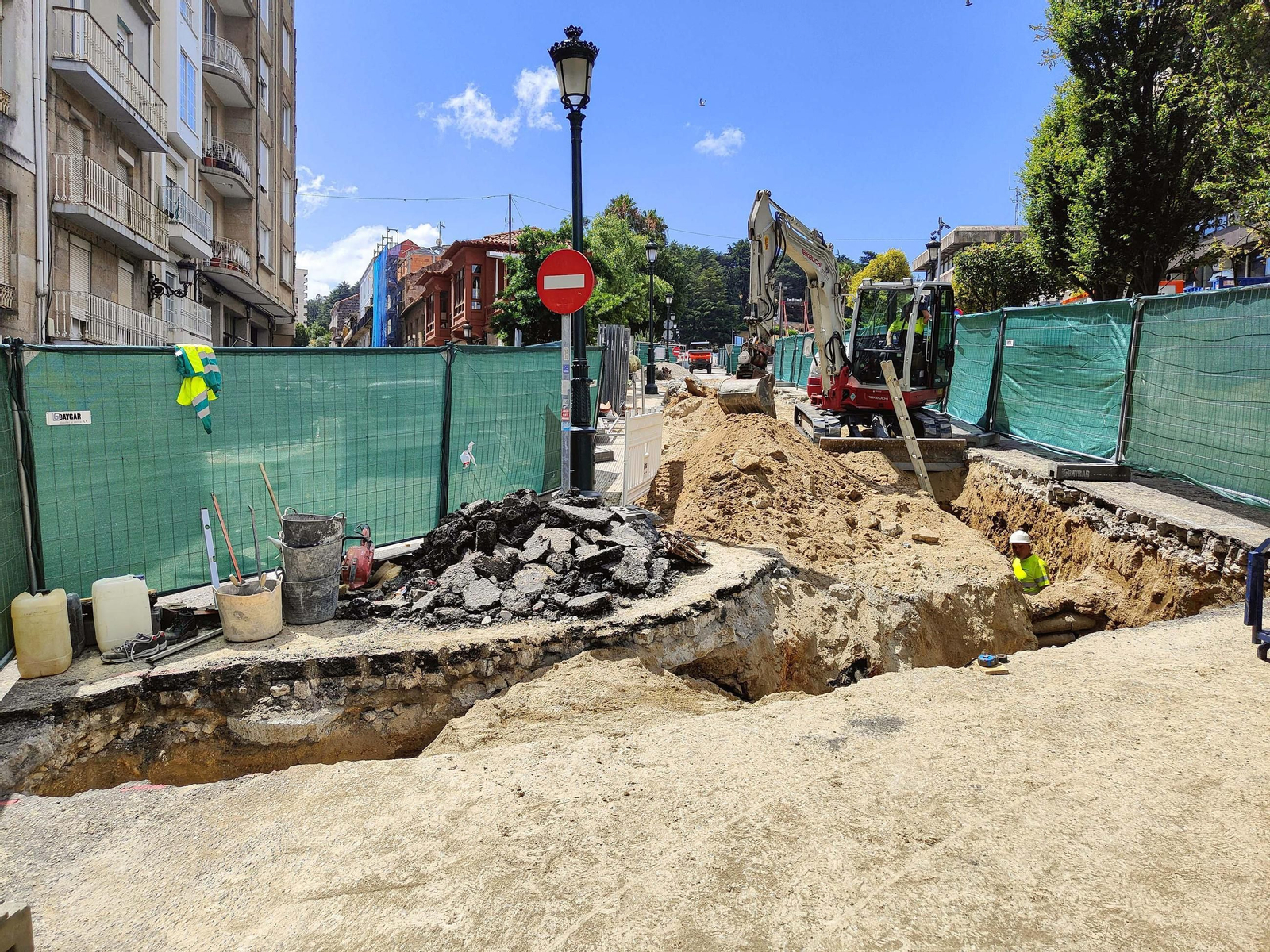 Obras del Paseo de Granada, donde el Concello construye rampas mecánicas.