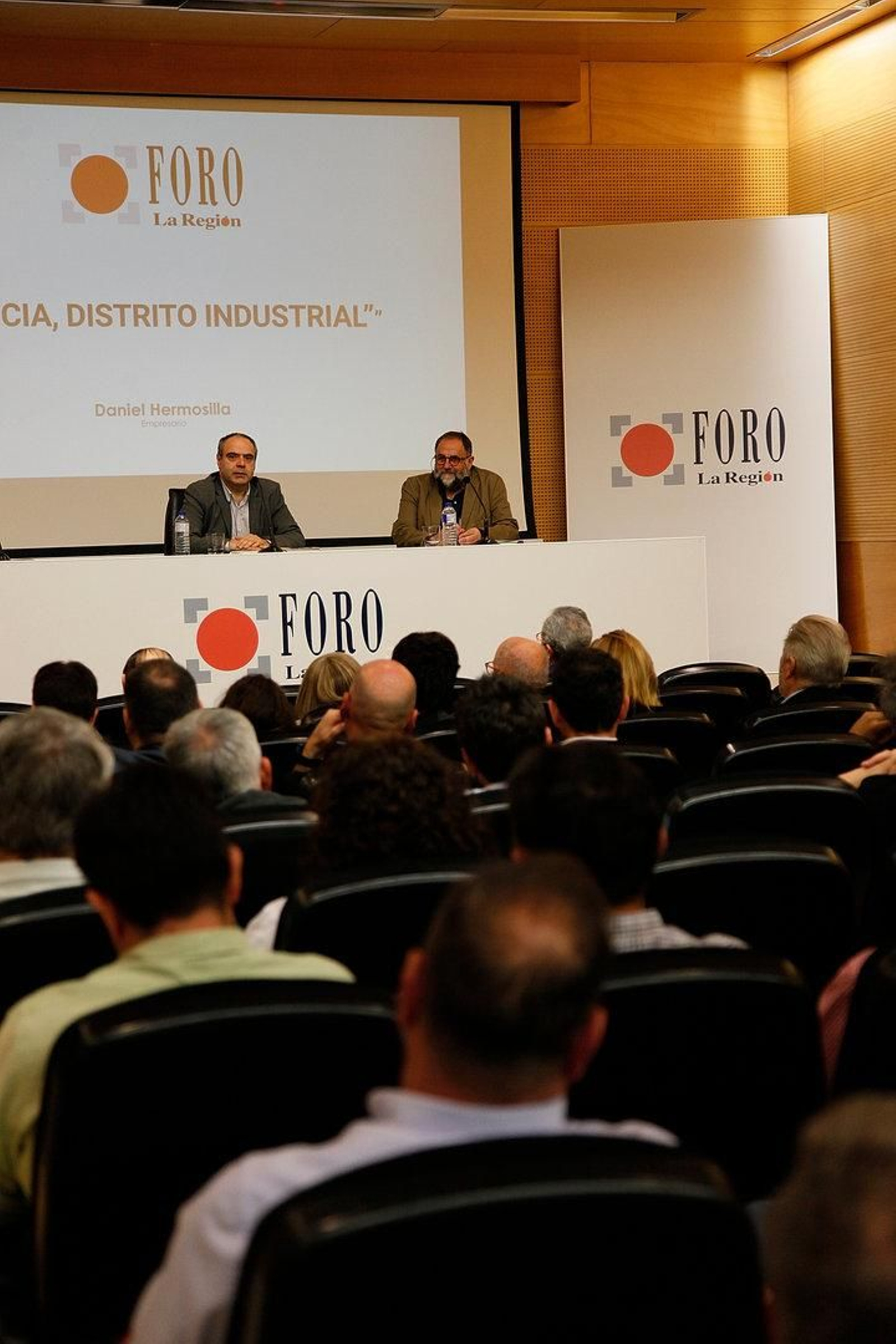 Vista desde el público del foro.