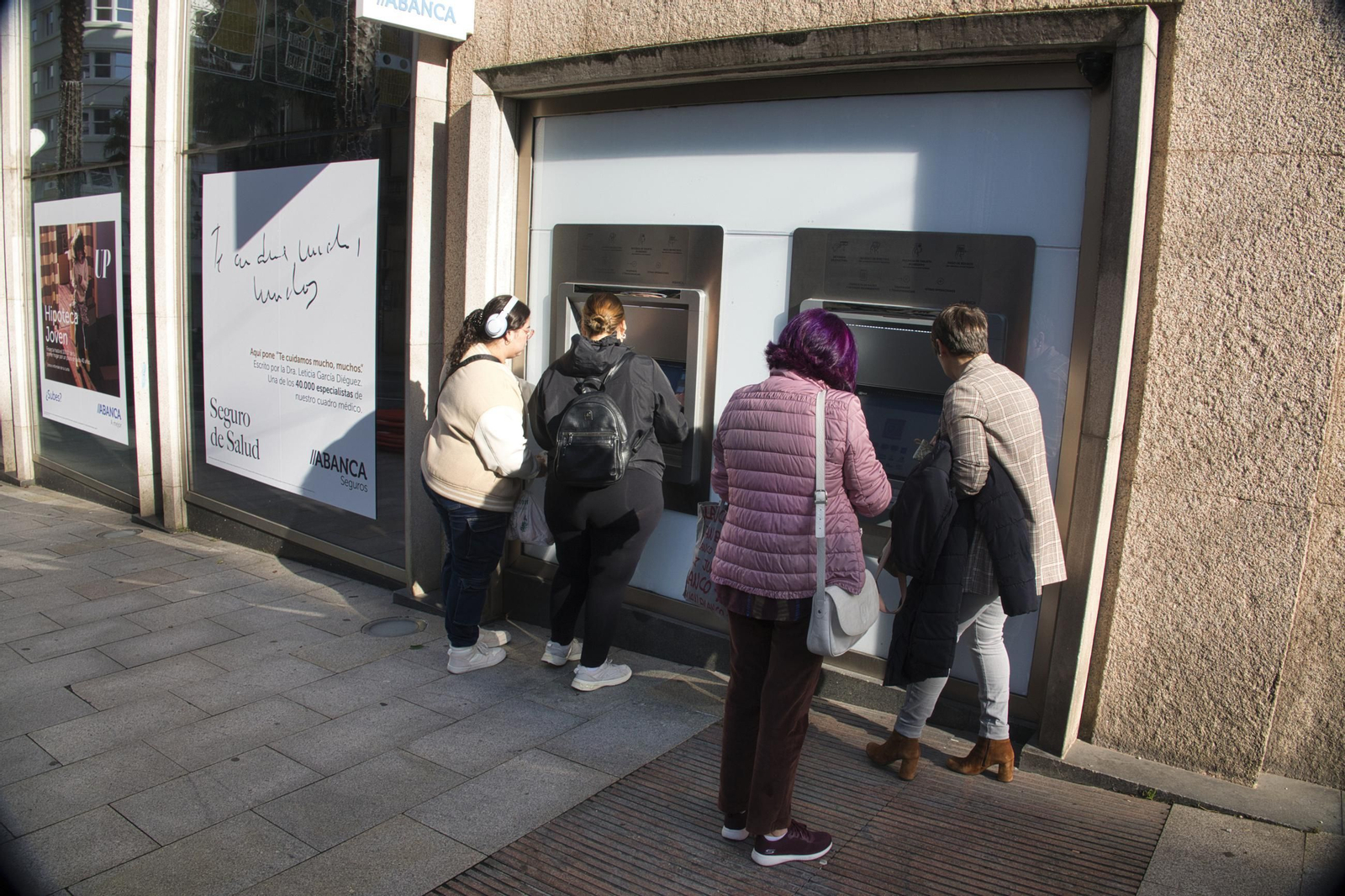Los cajeros ofrecen cada vez nuevos servicios bancarios.