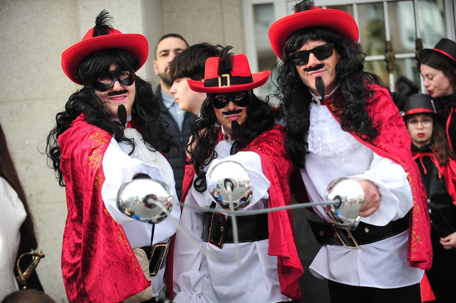 Galería | Color y retranca se pasean por las calles de A Valenzá durante su Martes de Entroido