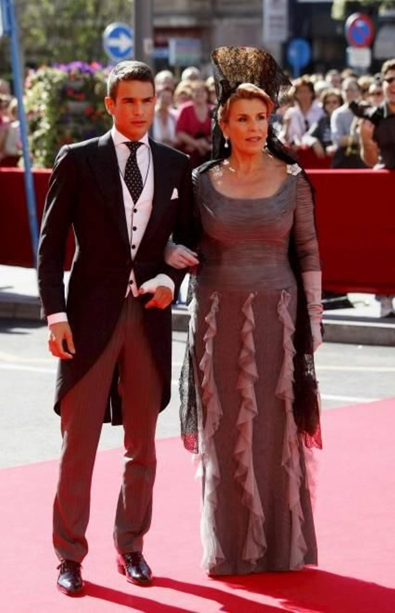 El diestro José María Manzanares acompañado por la madrina, Yeyes Abellán