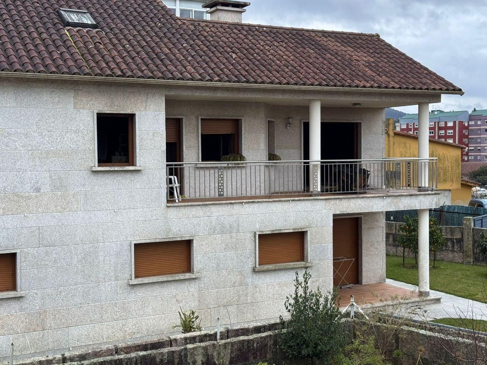 Casa donde residía la mujer fallecida en Porriño.