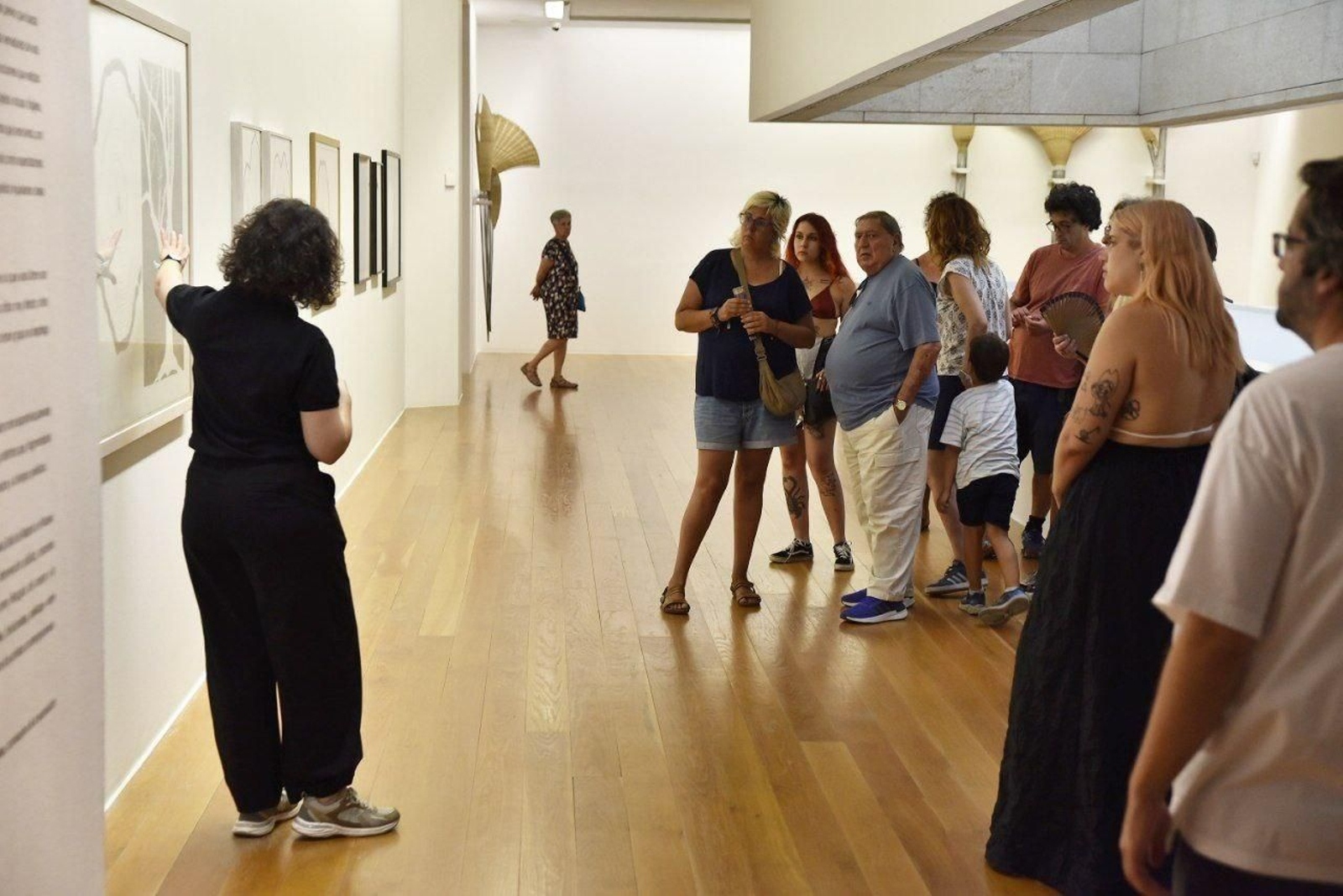 Un grupo de personas, en el museo Marco.