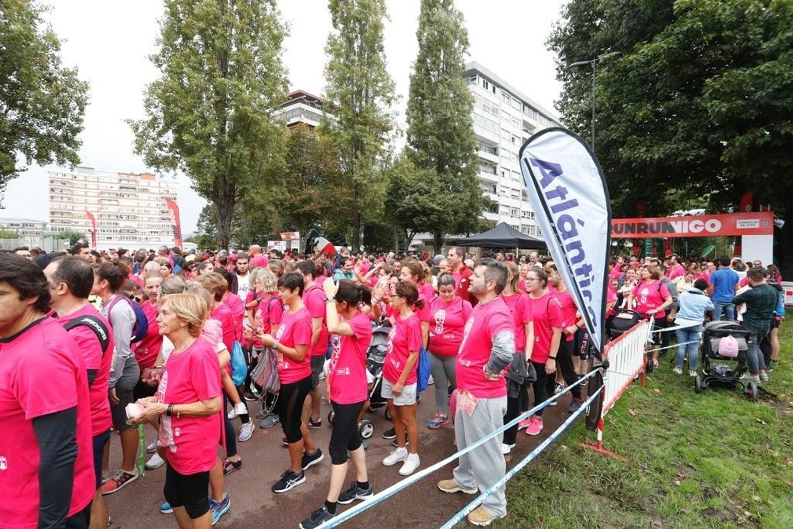 El color rosa abarrotó la Avenida de Castelao - JV Landín 192