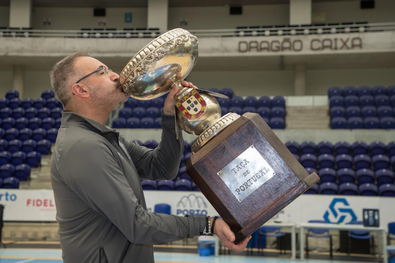 Moncho López besa una de las Taças ganadas durante su etapa con el Oporto.