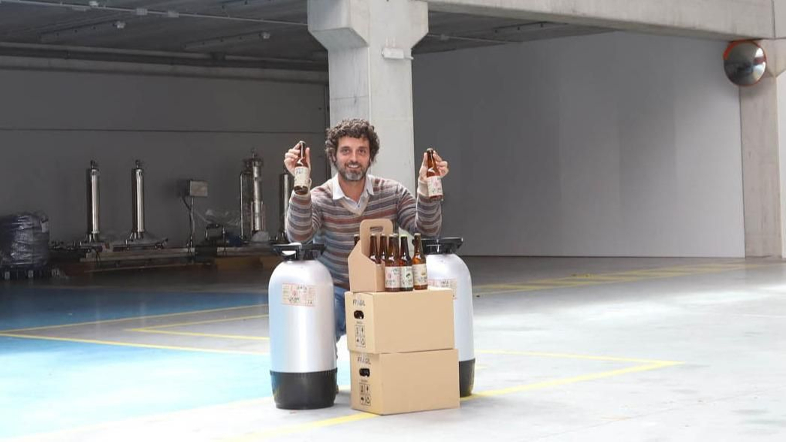 Andrés Toledano en la nave de Porto do Molle, que comenzará a recibir la maquinaria esta semana.