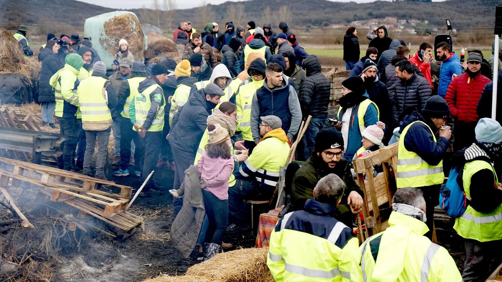 Galería | Paja, pallets, neumáticos y altavoces convierten la A-52 en el campamento base de la tractorada