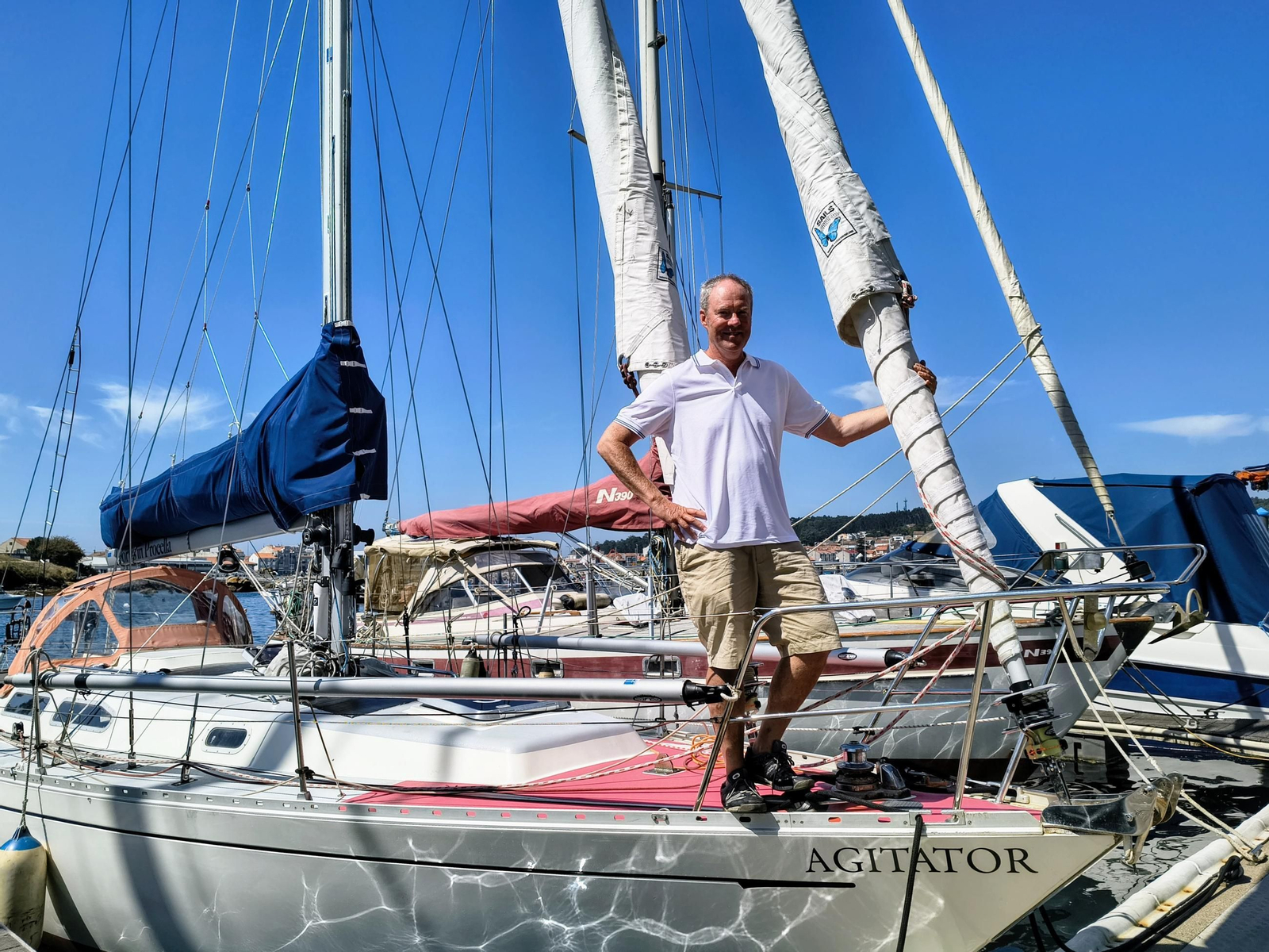 Matthew Wright en el velero ‘Agitator’ este martes en el Puerto de Xufre, de A Illa de Arousa.