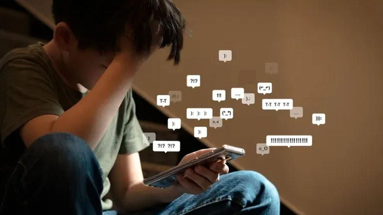 Niños y adolescentes pueden sufrir acoso y actitudes dañinas a través de las redes sociales.