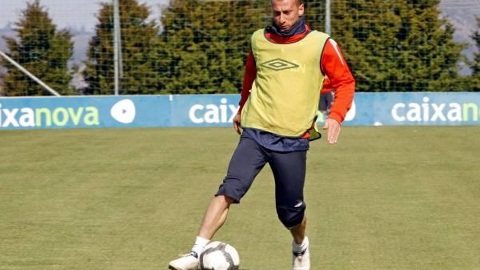 Dimitrios Papadopoulos en el entrenamiento de ayer en A Madroa. Foto: Marta Brea