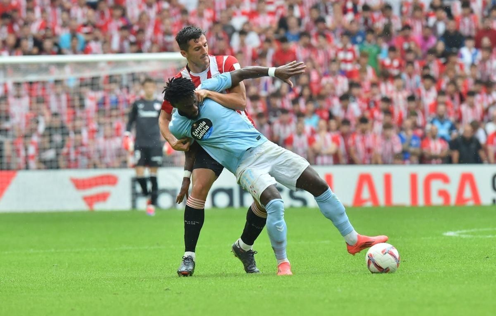 El céltico Bamba trata de controlar el balón en pugna con Vivian ayer en San Mamés.