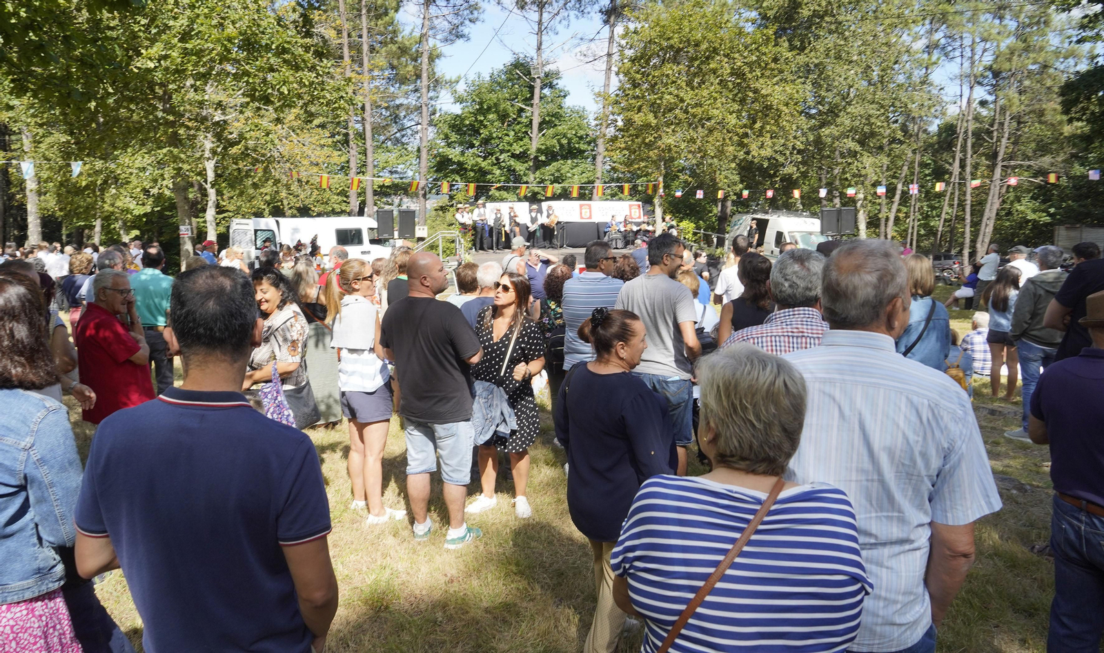 Asistentes a la Romaría do Pan de Millo en Cabral.