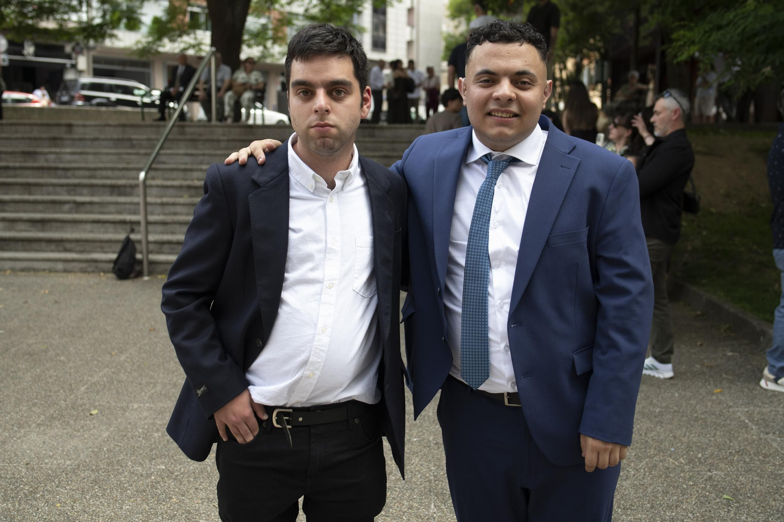 Galería | Los alumnos de ADE y Turismo se gradúan bajo un intenso calor