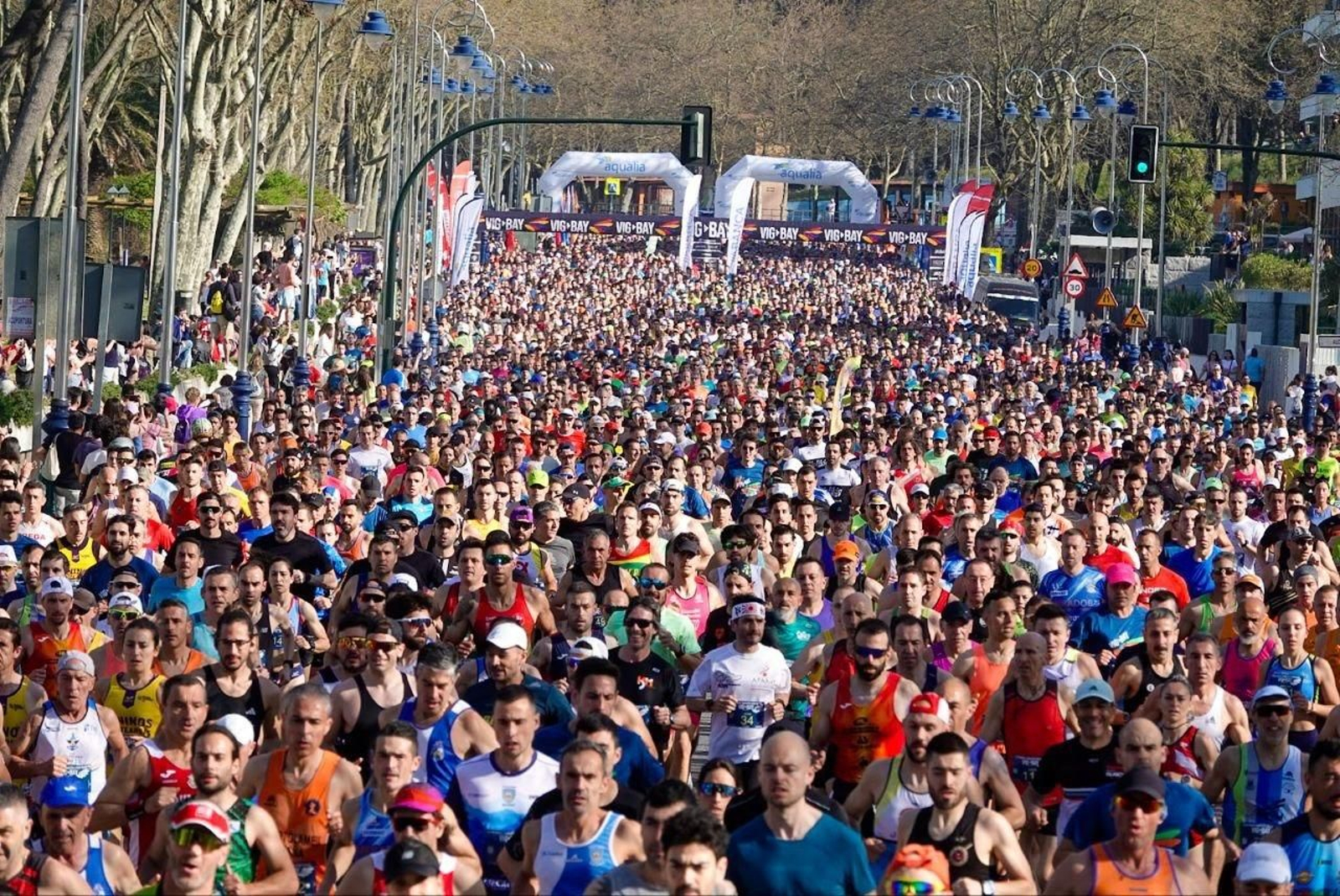 Miles de atletas en la Vig-Bay 2024.