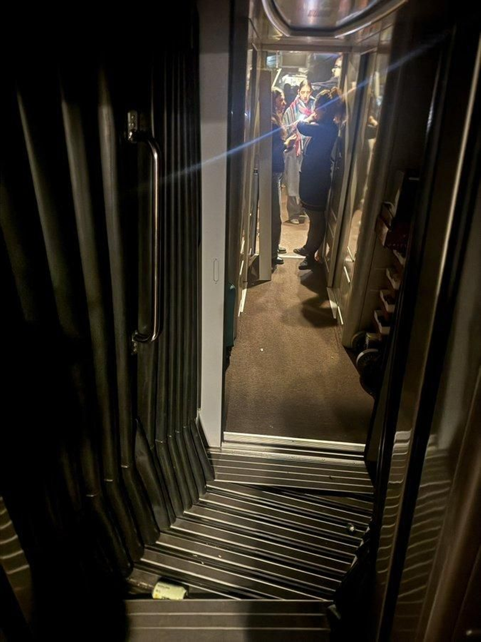 Fotos | Brutal impacto entre un tren Alvia y un Iryo en la línea de alta velocidad a la altura de Adamuz (Córdoba)