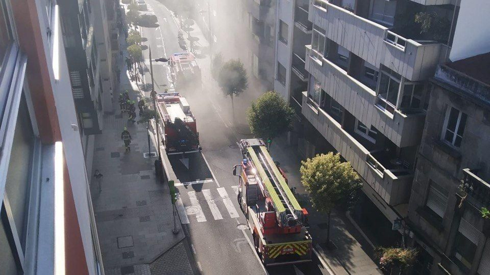 Varias dotaciones de bomberos acudieron a apagar el incendio en Teis.