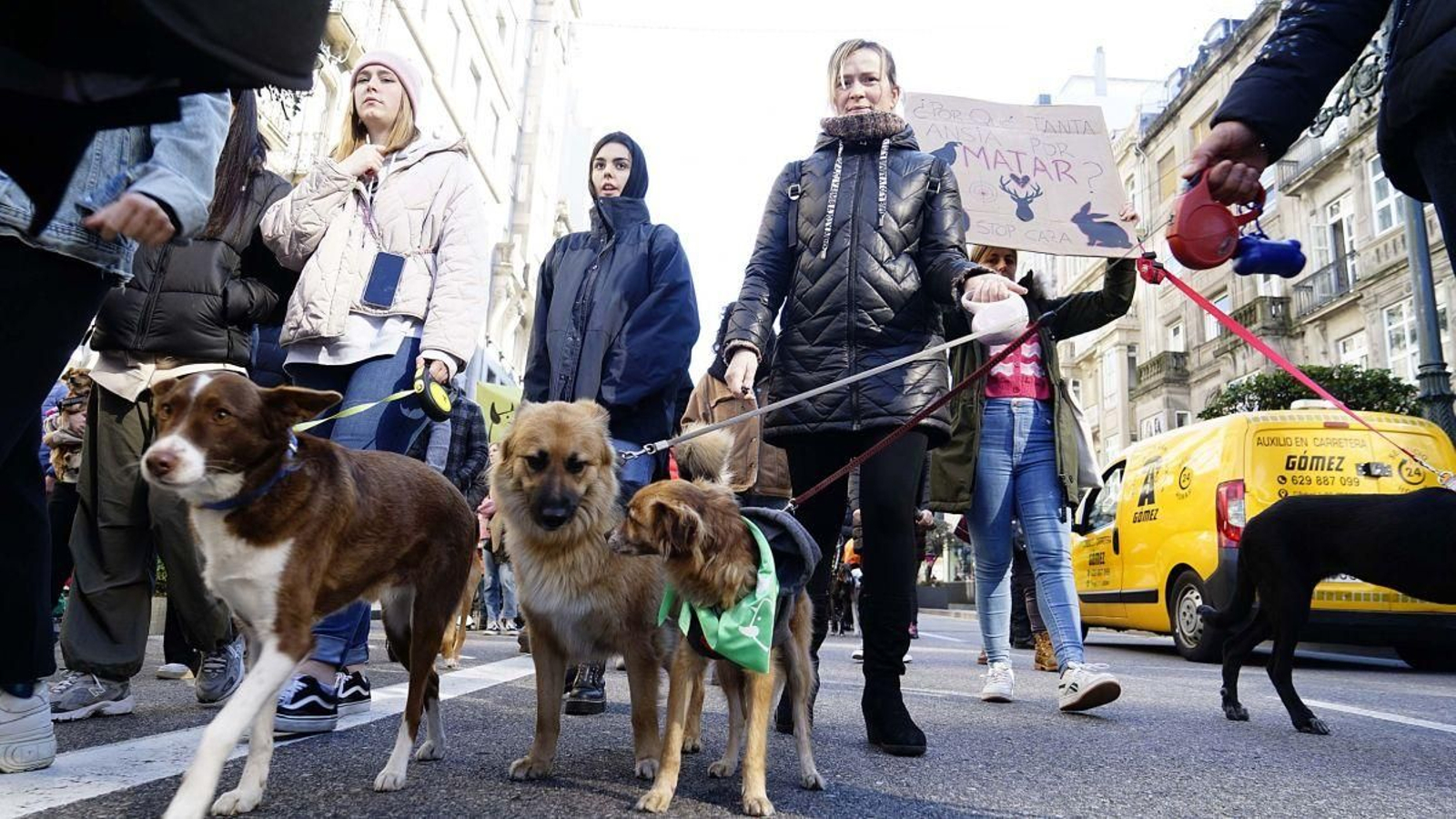 Un momento de la marcha contra el empleo de los perros en las actividades de caza.
