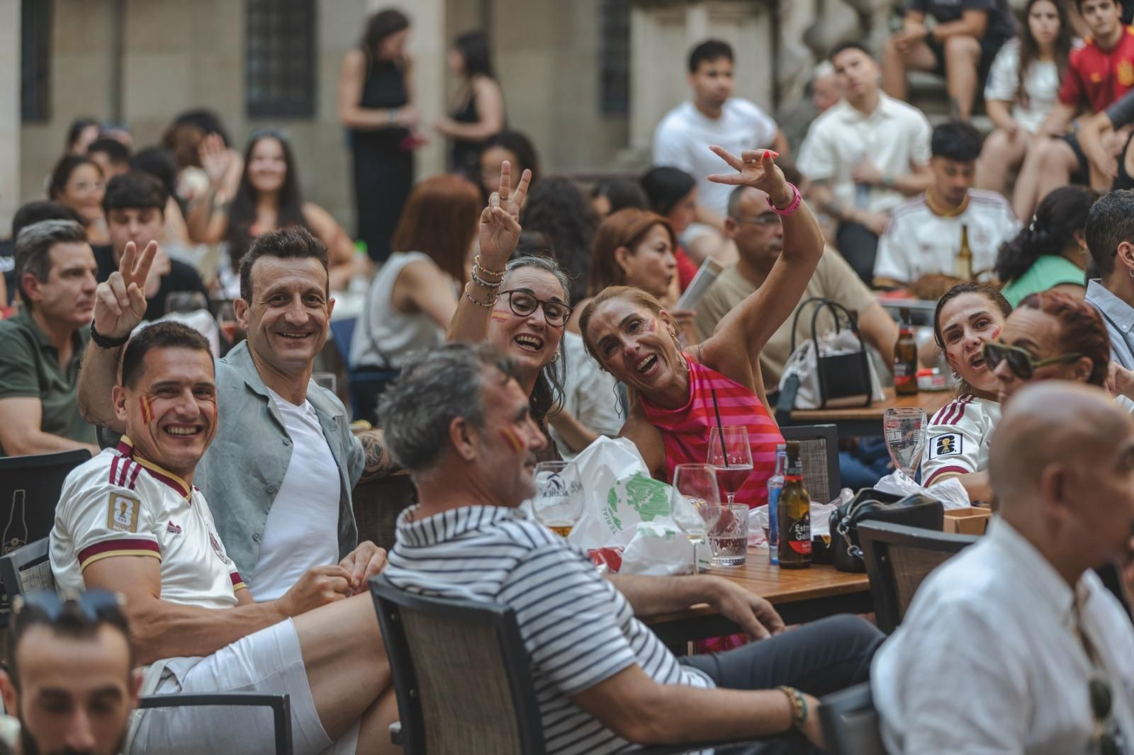 Galería | Camisetas, banderas y las calles de Ourense llenas de emoción por ver a España jugar los cuartos de final, en fotos