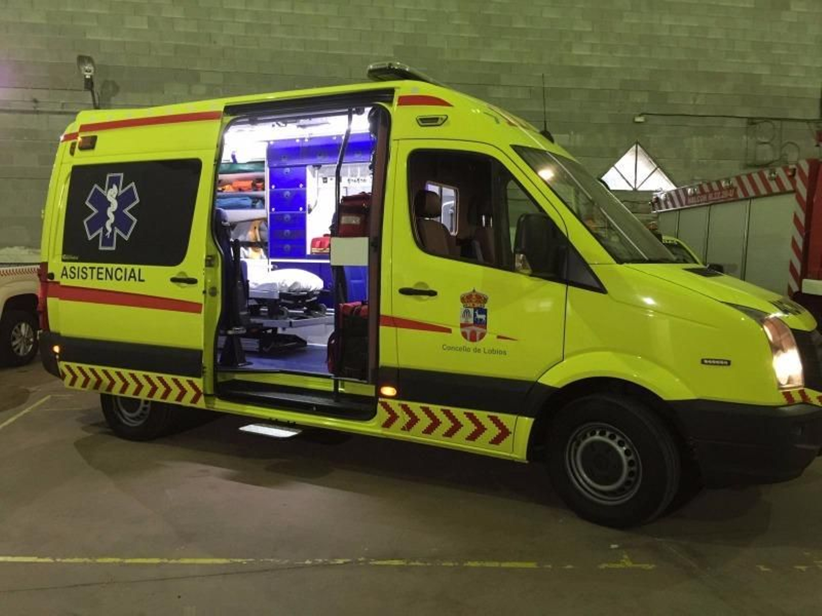 Ambulancia del GES de Lobios, que se mantiene desplegado en la zona con el objetivo de localizar el coche.