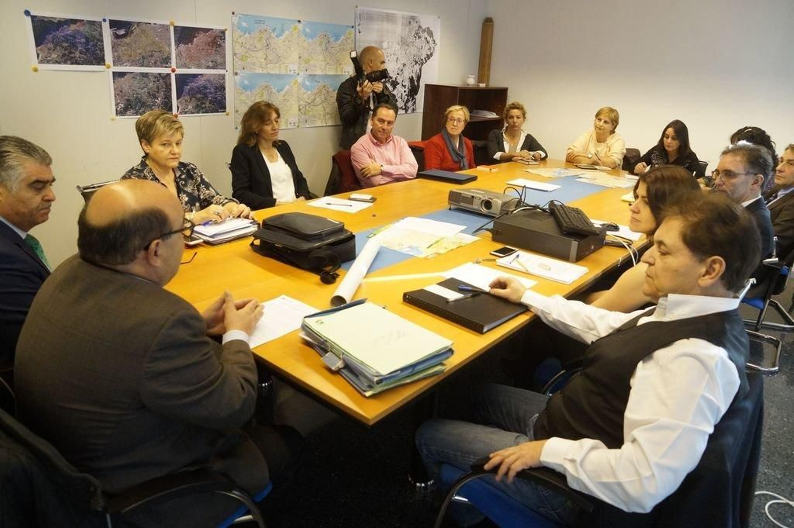 El jefe territorial de Educación con los técnicos y los representantes de los directores de los centros.