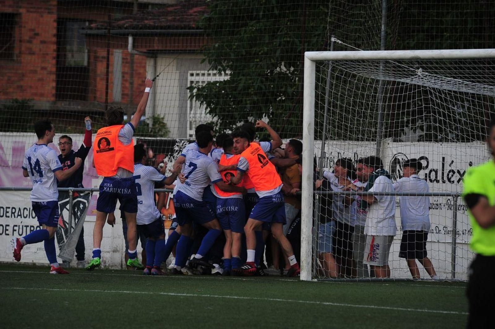 El CD Velle celebra el ascenso a Preferente (Foto: José Paz).