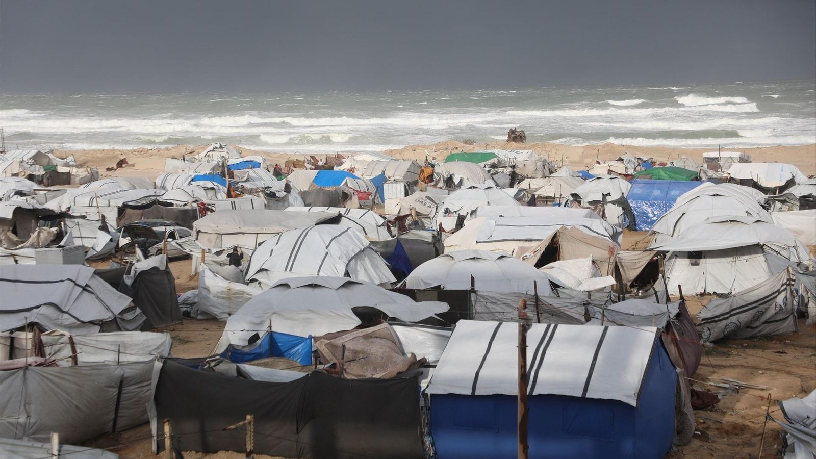 Tiendas de refugiados en la playa en Gaza
