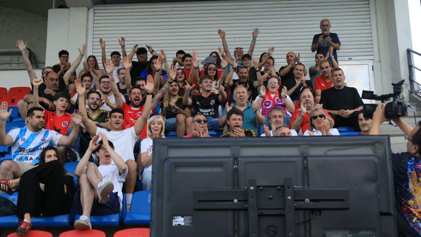 Seguidores rojillos, en la grada de Tribuna.