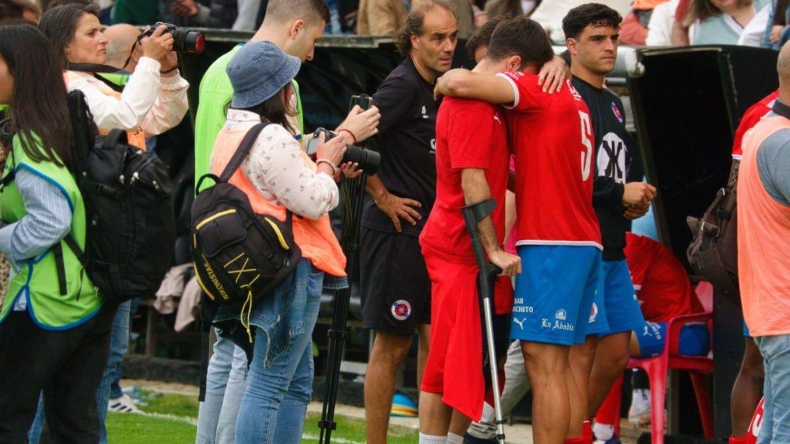 La expedición ourensana lamentó la eliminación sobre el césped.