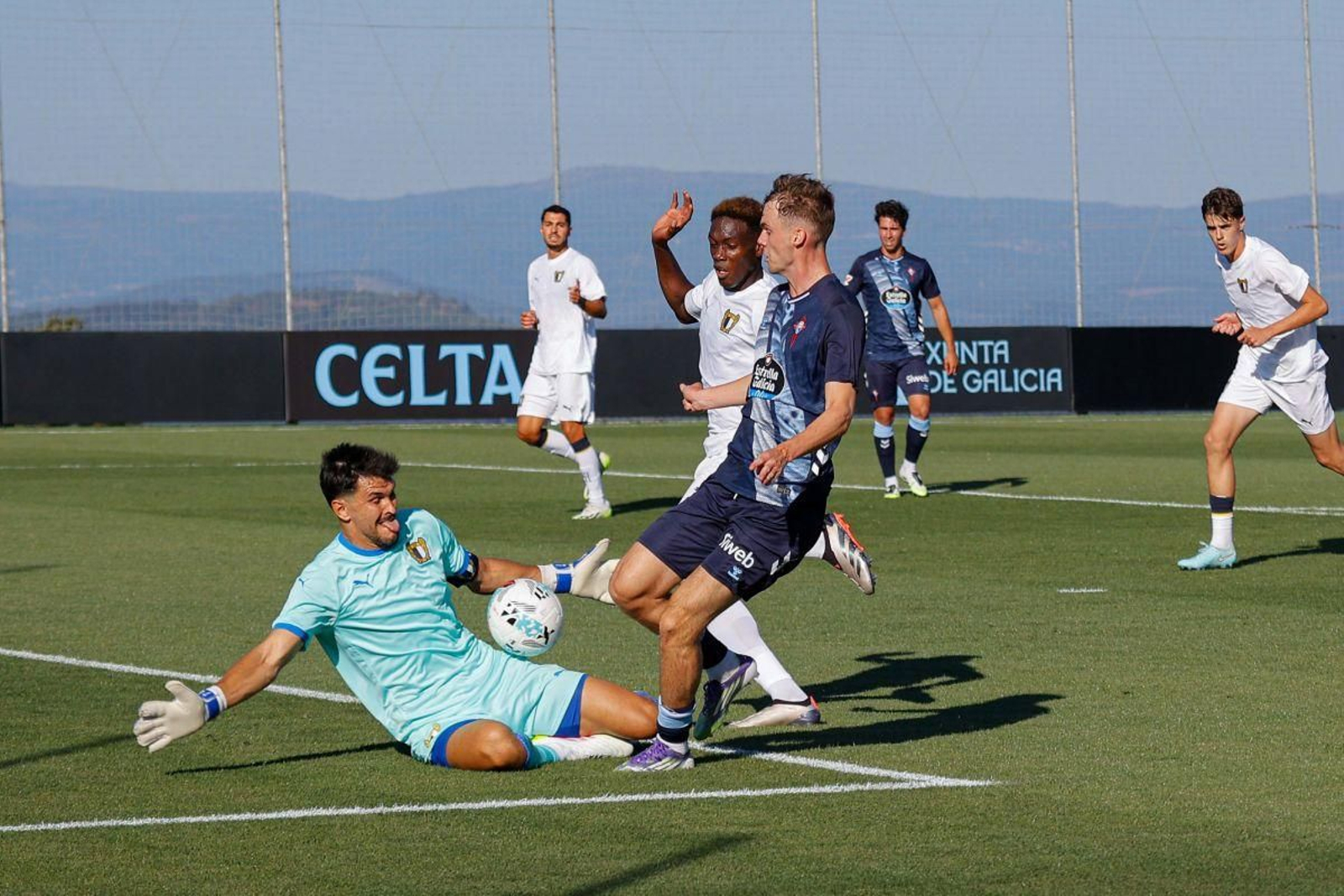 Williot Swedberg trata de superar al meta del rival luso en una de las escasas llegadas celestes a portería ayer en la ciudad deportiva de Mos.
