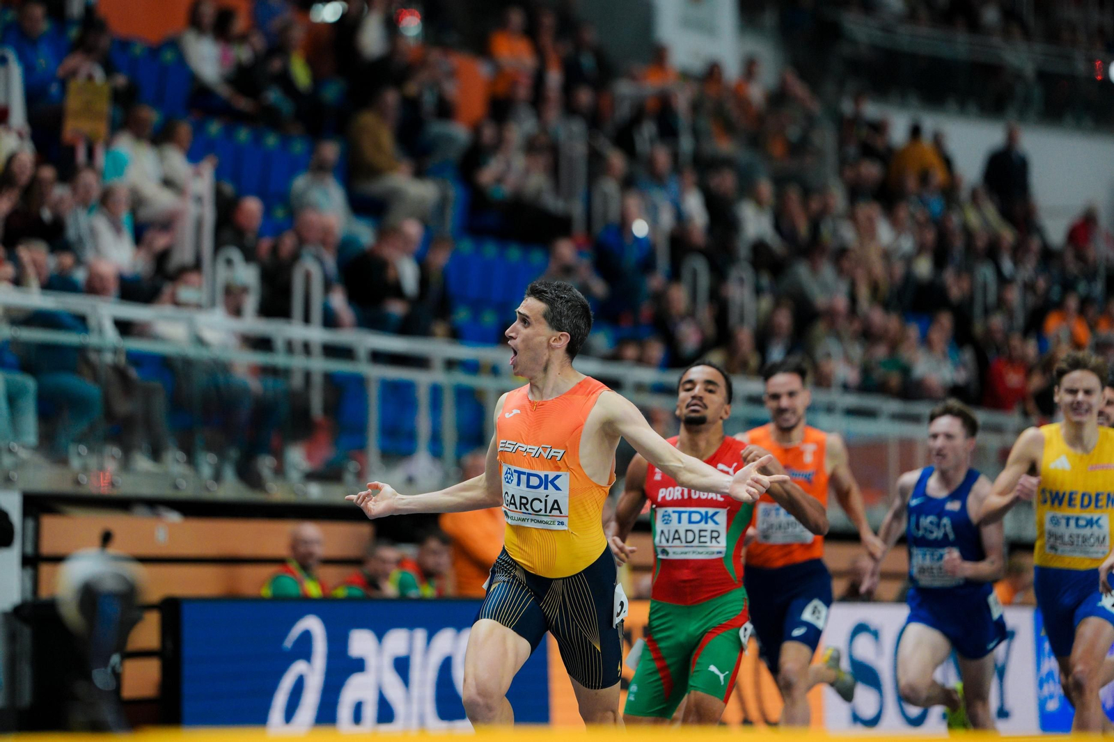 Mariano "La Moto" García celebra su triunfo en los 1.500 metros en el Campeonato del mundo de atletismo de pista cubierta.