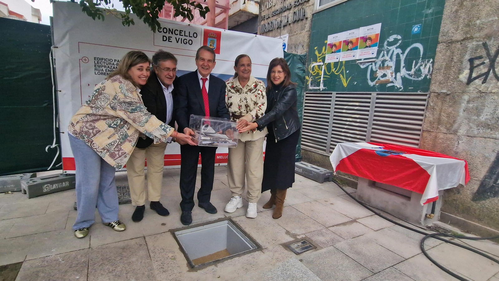 Abel Caballero puso este miércoles la primera piedra junto a Carmela Silva, Javier Pardo, María José Caride y Patricia Rodríguez.
