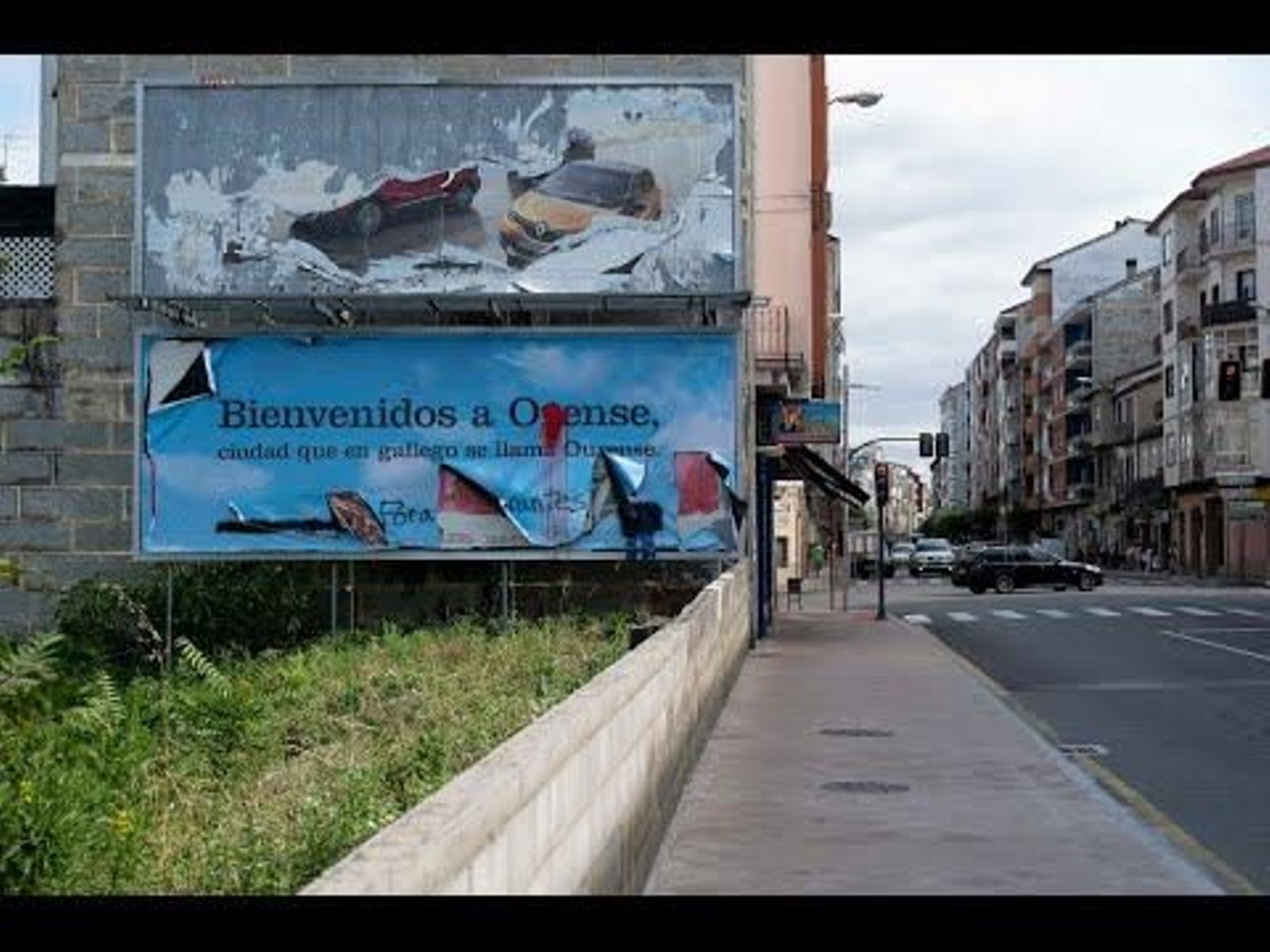 Vandalizan la valla de "Bienvenidos a Orense"