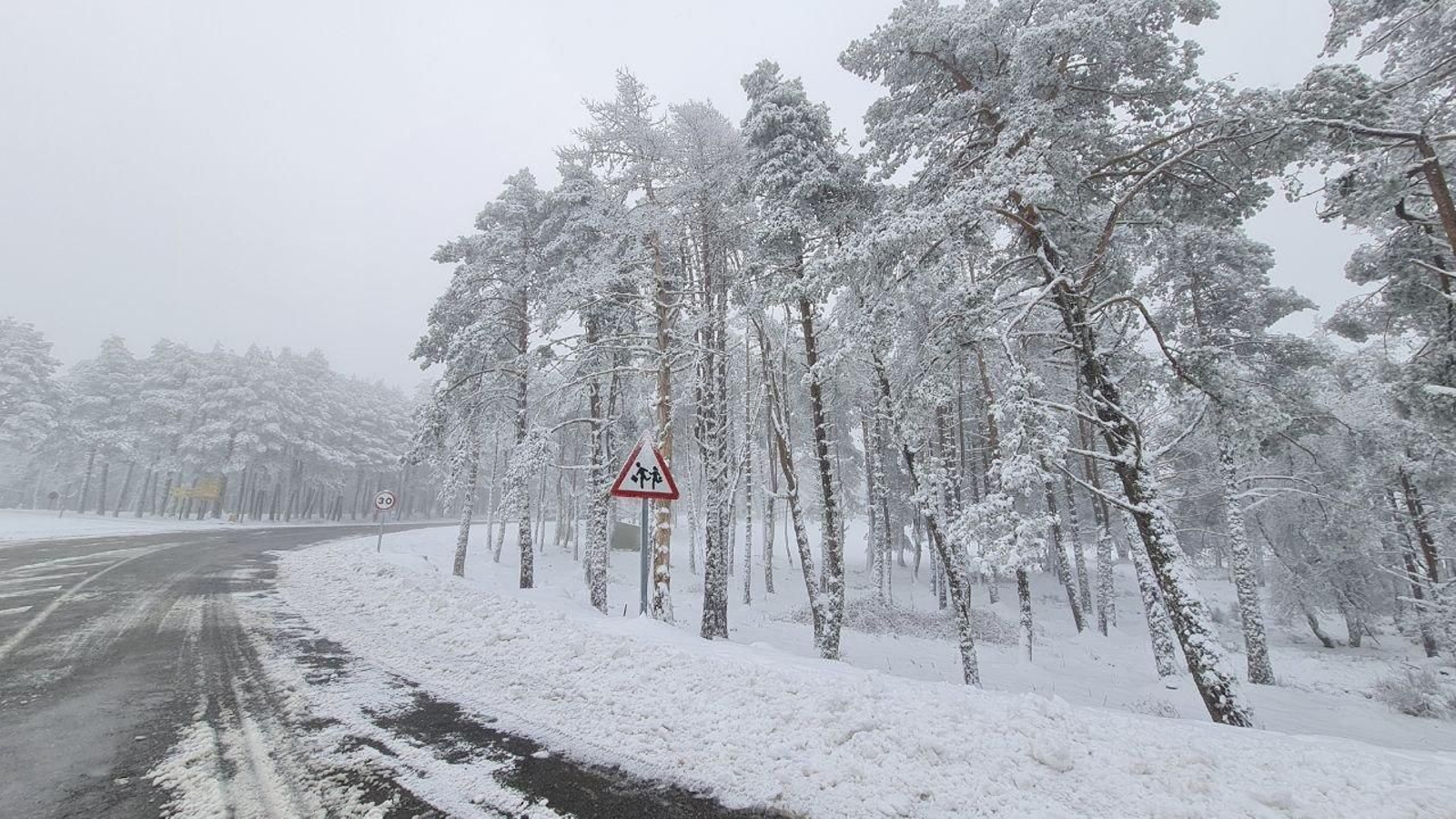 La Estación de Manzaneda, cubierta de nieve.