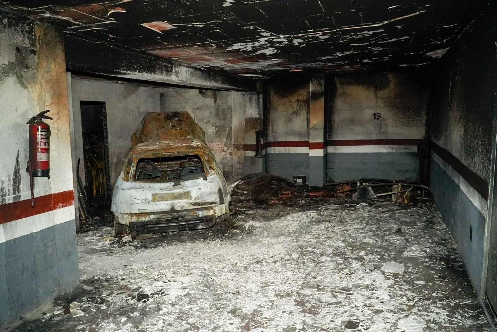 Estado de uno de los coches calcinados por el fuego el domingo en el garaje de Sanjurjo Badía