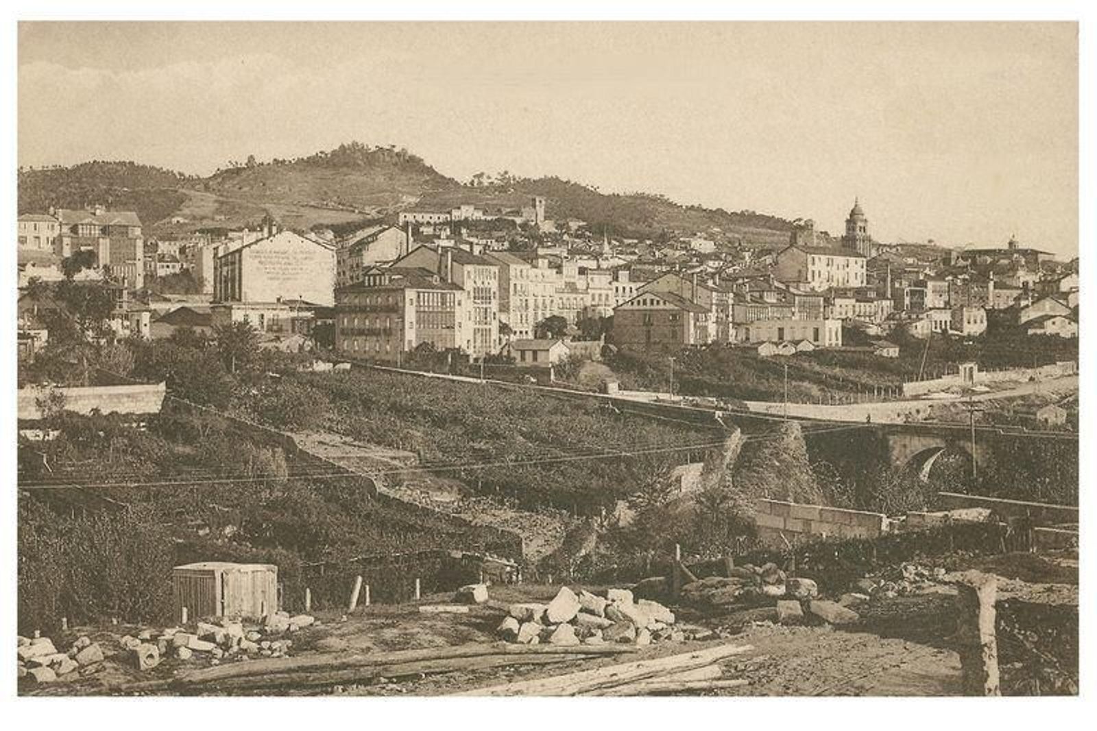 El tramo entre la actual Reza y Ervedelo se añadió a la calle Alameda en 1955, naciendo así la nueva calle del Doctor Fleming.