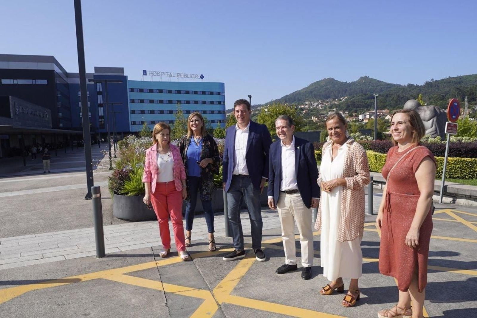 Gómez Besteiro y Abel Caballero, ayer en el Cunqueiro con otros cargos socialistas.