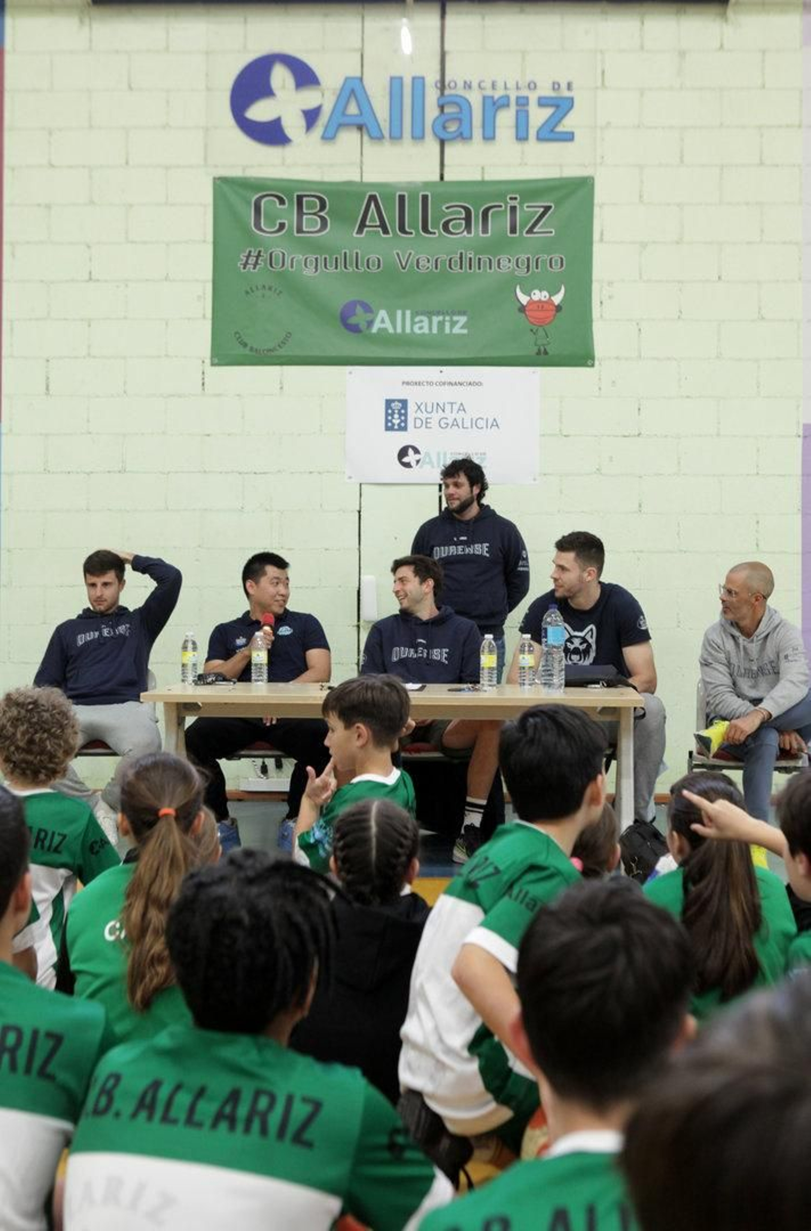 Los jugadores del COB que asistieron a esta jornada respondiendo a las curiosidades de los pequeños jugadores  del CB Allariz